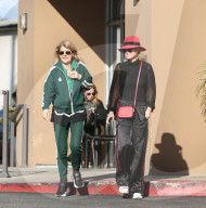 PEOPLE - Laeticia Hallyday bummelt mit ihrer Mutter in Los Angeles