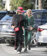 PEOPLE - Laeticia Hallyday bummelt mit ihrer Mutter in Los Angeles