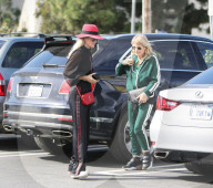 PEOPLE - Laeticia Hallyday bummelt mit ihrer Mutter in Los Angeles