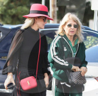 PEOPLE - Laeticia Hallyday bummelt mit ihrer Mutter in Los Angeles