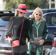 PEOPLE - Laeticia Hallyday bummelt mit ihrer Mutter in Los Angeles