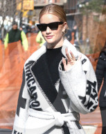 PEOPLE - Rosie Huntington-Whiteley in einem Celine Mantel in New York unterwegs
