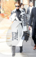 PEOPLE - Rosie Huntington-Whiteley in einem Celine Mantel in New York unterwegs