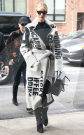 PEOPLE - Rosie Huntington-Whiteley in einem Celine Mantel in New York unterwegs