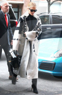 PEOPLE - Rosie Huntington-Whiteley in einem Celine Mantel in New York unterwegs