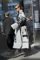 PEOPLE - Rosie Huntington-Whiteley in einem Celine Mantel in New York unterwegs