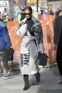PEOPLE - Rosie Huntington-Whiteley in einem Celine Mantel in New York unterwegs