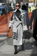 PEOPLE - Rosie Huntington-Whiteley in einem Celine Mantel in New York unterwegs