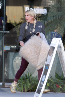 PEOPLE - Tori Spelling kauft flauschige Kissen
