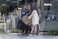 PEOPLE - Tori Spelling kauft flauschige Kissen