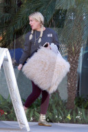 PEOPLE - Tori Spelling kauft flauschige Kissen