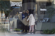 PEOPLE - Tori Spelling kauft flauschige Kissen