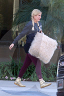 PEOPLE - Tori Spelling kauft flauschige Kissen