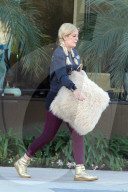 PEOPLE - Tori Spelling kauft flauschige Kissen