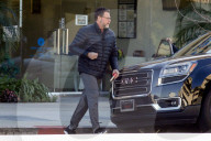 PEOPLE - Tori Spelling kauft flauschige Kissen