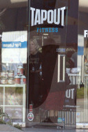 PEOPLE - Tori Spelling kauft flauschige Kissen