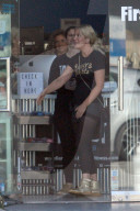 PEOPLE - Tori Spelling kauft flauschige Kissen