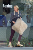 PEOPLE - Tori Spelling kauft flauschige Kissen