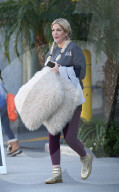 PEOPLE - Tori Spelling kauft flauschige Kissen