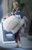 PEOPLE - Tori Spelling kauft flauschige Kissen