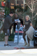 PEOPLE - Tori Spelling kauft flauschige Kissen