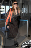 PEOPLE - Heidi Klum in einem floralen Kleid und gestreiften Jacke am Flughafen