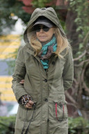EXKLUSIV - Bond Girl Britt Ekland geht mit ihrem Hund Gassi
