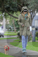 EXKLUSIV - Bond Girl Britt Ekland geht mit ihrem Hund Gassi