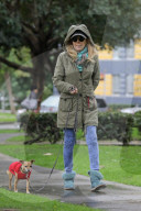 EXKLUSIV - Bond Girl Britt Ekland geht mit ihrem Hund Gassi
