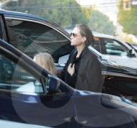 EXKLUSIV - Angelina bummelt mit den Klein Vivienne in Larchmont