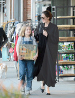 EXKLUSIV - Angelina bummelt mit den Klein Vivienne in Larchmont