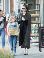 EXKLUSIV - Angelina bummelt mit den Klein Vivienne in Larchmont
