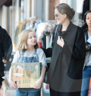 EXKLUSIV - Angelina bummelt mit den Klein Vivienne in Larchmont