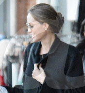 EXKLUSIV - Angelina bummelt mit den Klein Vivienne in Larchmont