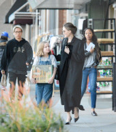 EXKLUSIV - Angelina bummelt mit den Klein Vivienne in Larchmont