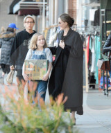 EXKLUSIV - Angelina bummelt mit den Klein Vivienne in Larchmont