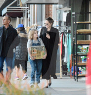 EXKLUSIV - Angelina bummelt mit den Klein Vivienne in Larchmont