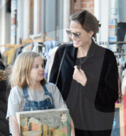 EXKLUSIV - Angelina bummelt mit den Klein Vivienne in Larchmont