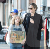 EXKLUSIV - Angelina bummelt mit den Klein Vivienne in Larchmont
