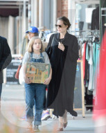 EXKLUSIV - Angelina bummelt mit den Klein Vivienne in Larchmont