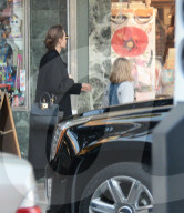 EXKLUSIV - Angelina bummelt mit den Klein Vivienne in Larchmont