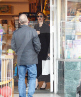 EXKLUSIV - Angelina bummelt mit den Klein Vivienne in Larchmont