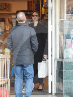 EXKLUSIV - Angelina bummelt mit den Klein Vivienne in Larchmont