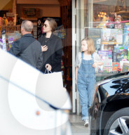 EXKLUSIV - Angelina bummelt mit den Klein Vivienne in Larchmont