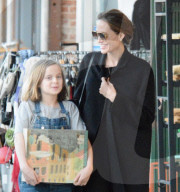 EXKLUSIV - Angelina bummelt mit den Klein Vivienne in Larchmont