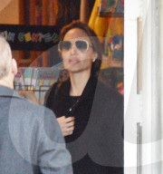EXKLUSIV - Angelina bummelt mit den Klein Vivienne in Larchmont
