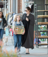EXKLUSIV - Angelina bummelt mit den Klein Vivienne in Larchmont