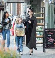 EXKLUSIV - Angelina bummelt mit den Klein Vivienne in Larchmont