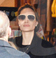 EXKLUSIV - Angelina bummelt mit den Klein Vivienne in Larchmont