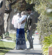 EXKLUSIV - Kate Hudson und Danny Fujikawa mit Baby Rani in Santa Monica unterwegs